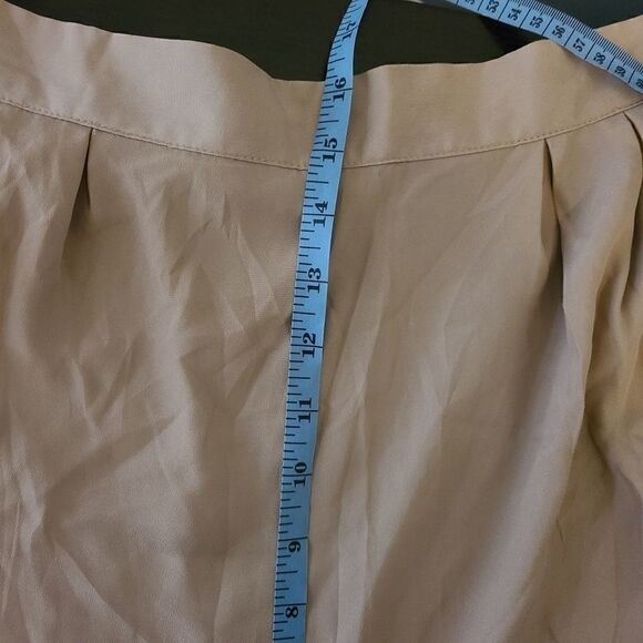 Jess Lightweight Beige Pull-on Pleated Shorts L - Picture 8 of 9